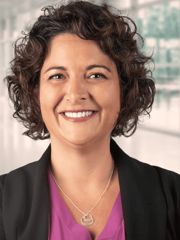 Conseillère financière souriante à Montréal.