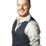 Conseiller financier souriant avec costume moderne.