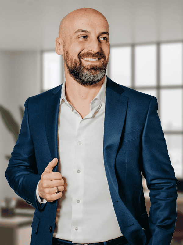 Homme en costume bleu, sourire confiant, environnement professionnel, finances personnelles, gestion financière au Canada.